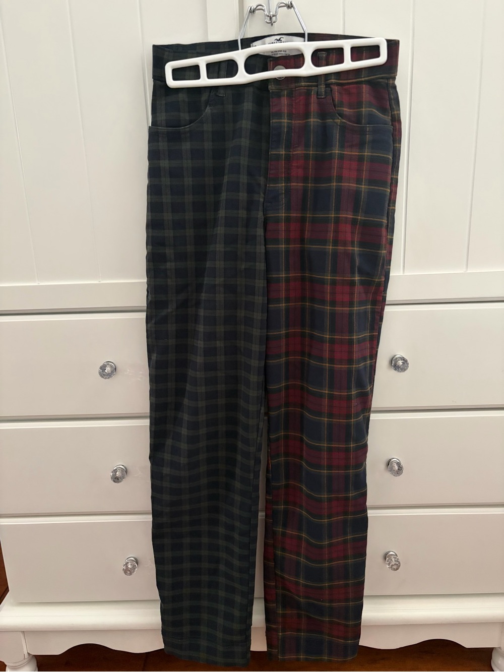 Hollister Women’s Two-Tone Plaid Chinos in Black & Red